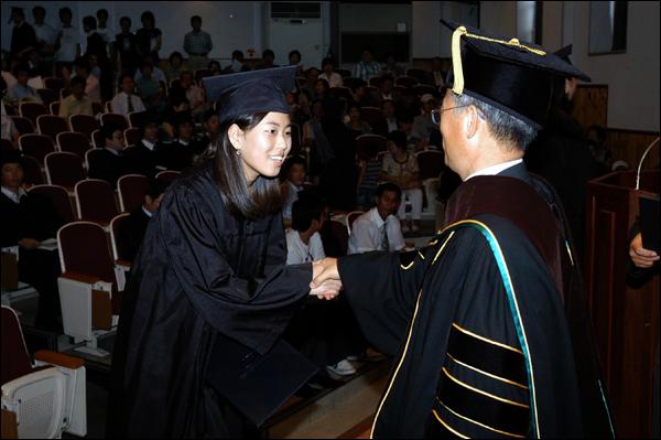 06˝ 학위수여식… 졸업생 모두가 주인공 ˝평등졸업식으로 열린다˝