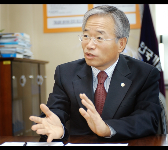 [아시아경제] 정병석 한기대 총장 ˝최고의 실험실서 일류 인재 태어난다˝