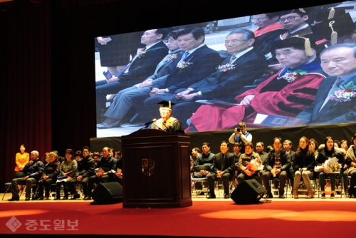 [중도일보] 이색 졸업식…가족 지정좌석제 운영