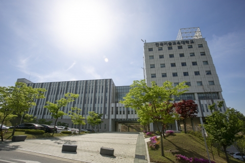 한국기술교육대, ‘미래유망분야 고졸인력 양성사업’ 참여 교원에 스승의 날 선물 전달