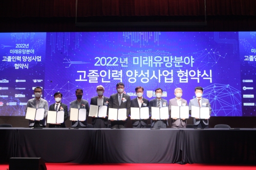 고용노동부, 직업계고의 반도체, AI, 빅데이터, AR·VR, 스마트제조 등 인력양성 지원 대폭 확대