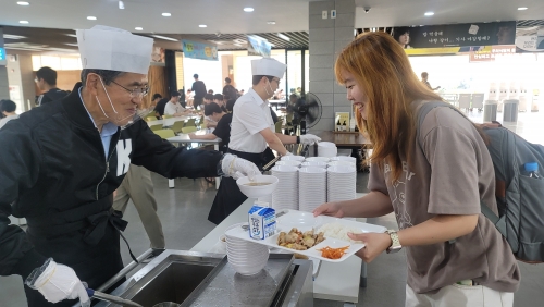 ＇천원의 아침식사 ＇ 배식하는 총장님