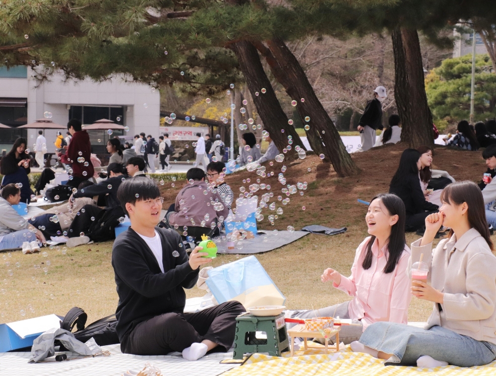  “친구들과 따뜻한 봄을 마음껏 만끽해요” 