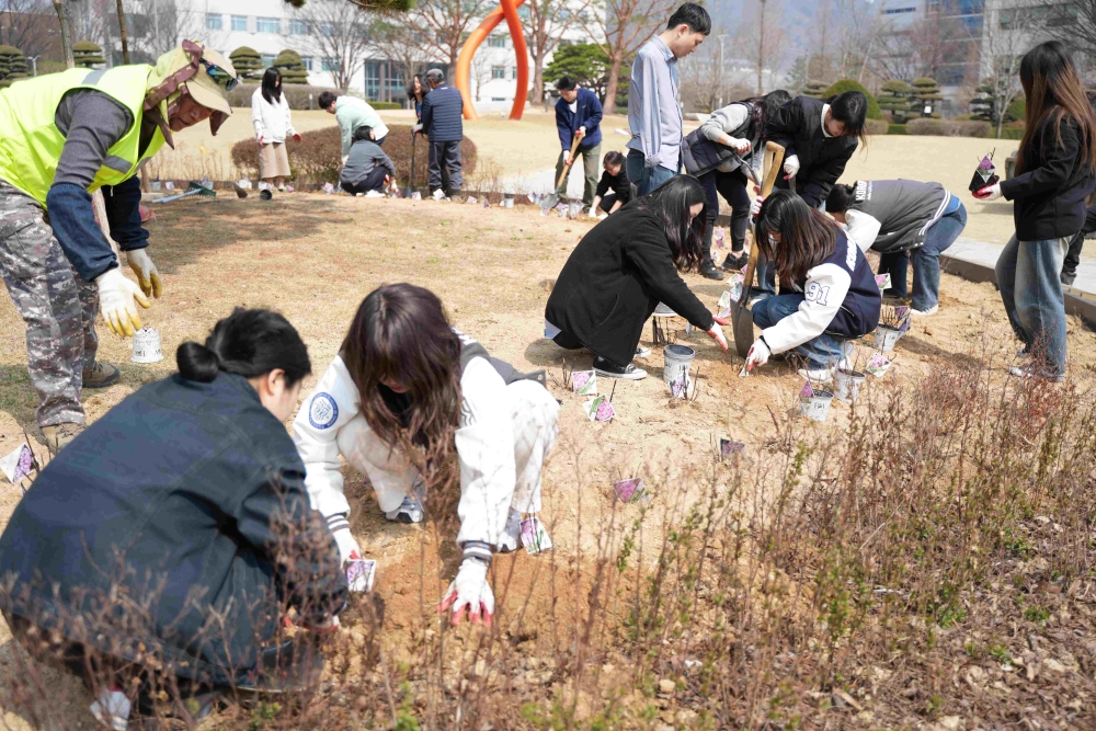 한국기술교육대, 중앙공원에서 식목 행사