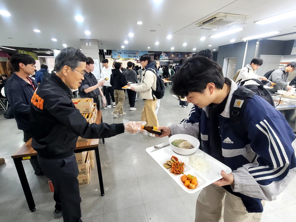 “삼계탕 먹고 중간고사 잘 보세요”
